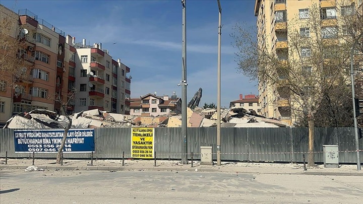 Konya’da 6 katlı bina çöktü