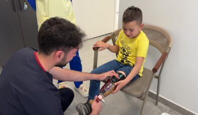 Depremzede Murat, Galatasaraylı proteziyle yeniden yürümeye başladı