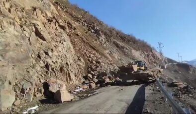Kürtün’de heyelan nedeniyle kapanan yol ulaşıma açıldı