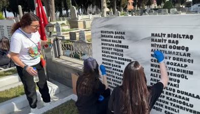 Lise öğrencileri şehitlerin mezar taşlarındaki yazıları yeniledi