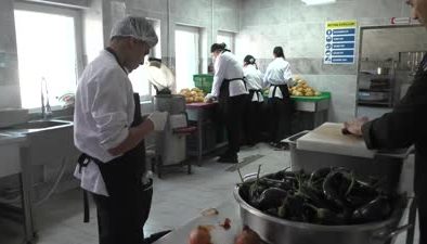 Lise öğrencileri, taşımalı eğitim verilen okullardaki öğrencilerin yemeğini hazırlıyor