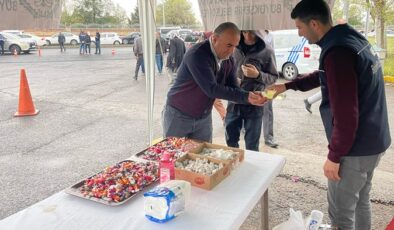 Mezarlık ziyaretinde bulunanlara ikram