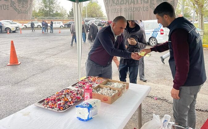 Mezarlık ziyaretinde bulunanlara ikram