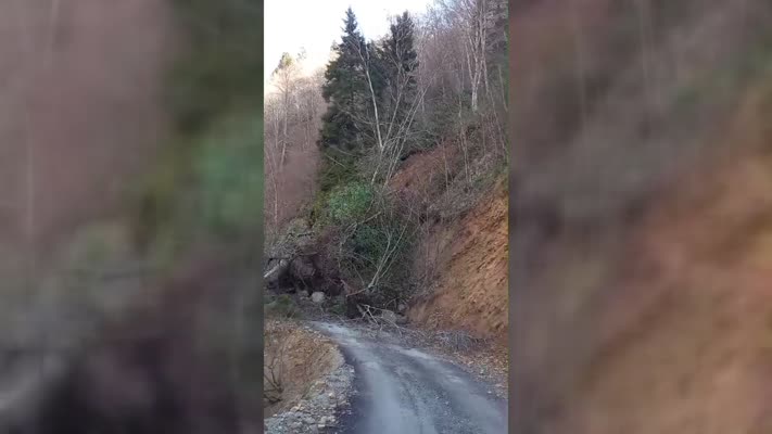 Mahalle yolundaki heyelan kamera tarafından kaydedildi