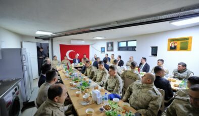 Mardin Valisi Tuncay Akkoyun, Mehmetçikle iftarda bir araya geldi