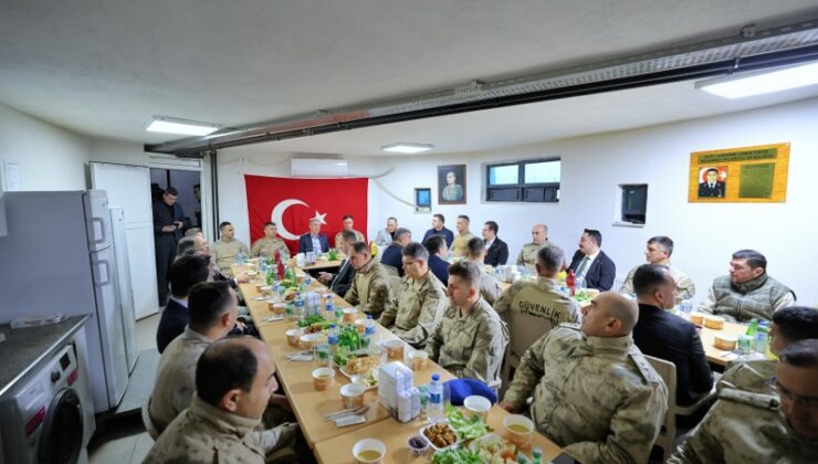 Mardin Valisi Tuncay Akkoyun, Mehmetçikle iftarda bir araya geldi
