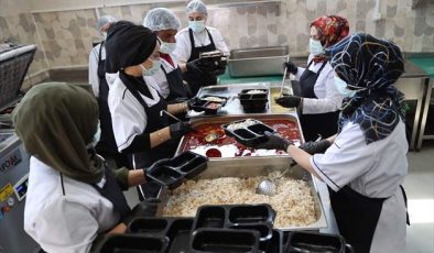 Mardin’de Valilik koordinasyonunda her gün 4 bin kişiye sıcak yemek ulaştırılıyor
