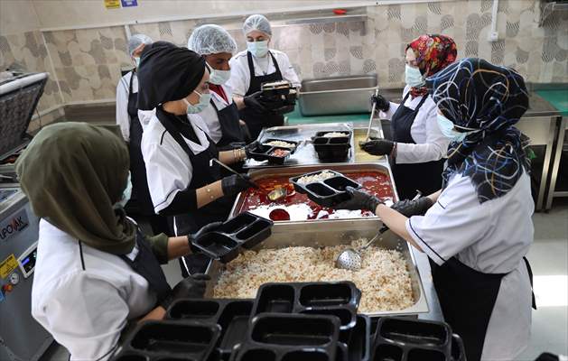 Mardin’de Valilik koordinasyonunda her gün 4 bin kişiye sıcak yemek ulaştırılıyor