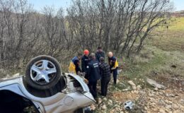 Mardin’de devrilen otomobildeki 3 kişi yaralandı