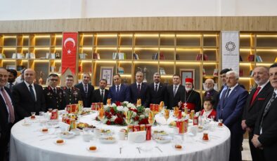 Mardin’de farklı dine mensup vatandaşlar bayramlaşma programında buluştu
