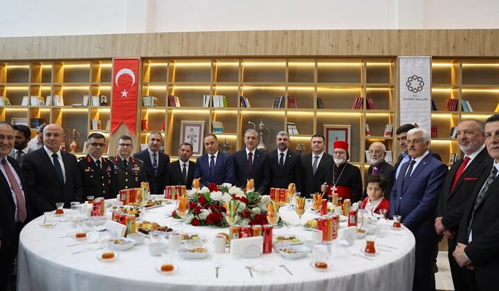 Mardin’de farklı dine mensup vatandaşlar bayramlaşma programında buluştu