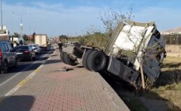 Mardin’de tırın çarptığı servis minibüsündeki 2 işçi yaralandı