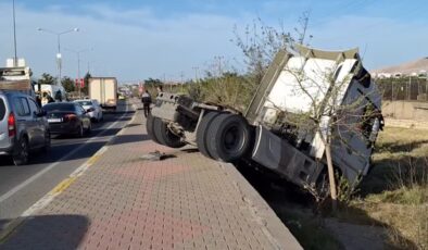 Mardin’de tırın çarptığı servis minibüsündeki 2 işçi yaralandı