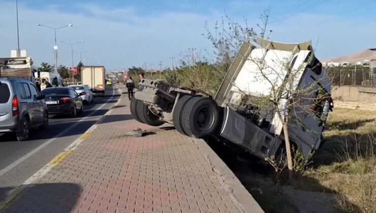 Mardin’de tırın çarptığı servis minibüsündeki 2 işçi yaralandı