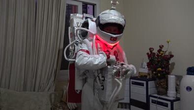 Astronot kıyafeti giyen esnaftan su tasarrufu mesajı