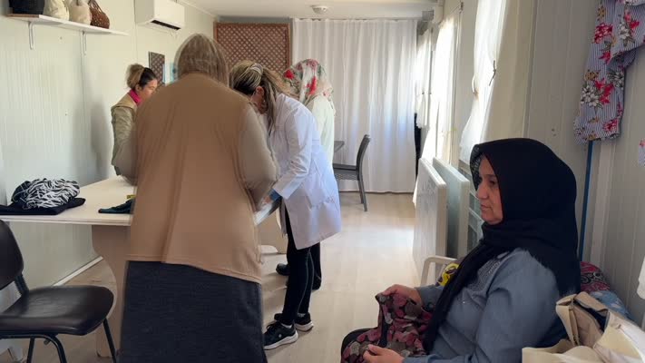 Meslek edinen depremzede kadınların el emeği ürünleri yurt dışına da pazarlanacak