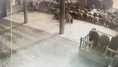 Namaz kılarken çocuk tarafından taburesi çekilen kişinin düşmesi kamerada