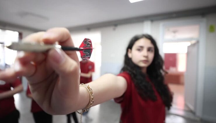 Okuldaki başarı dart oyunuyla sağlandı