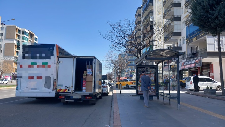 Otobüs Durakları İşgal Altında