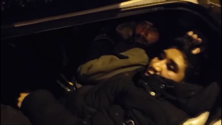 Otomobilin bagajında 6 düzensiz göçmen yakalandı