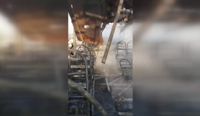 Seyir halindeki özel halk otobüsü alev aldı, kullanılamaz hale geldi