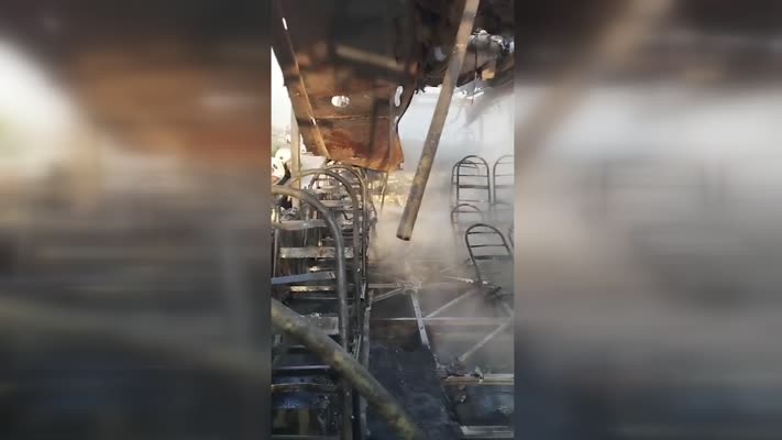 Seyir halindeki özel halk otobüsü alev aldı, kullanılamaz hale geldi