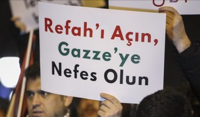 Refah Sınır Kapısı’nın kapalı tutulması, Mısır’ın Ankara Büyükelçiliği önünde protesto edildi