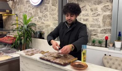 Restoranın kasada dağıttığı mamalarla sahipsiz kedileri besliyorlar