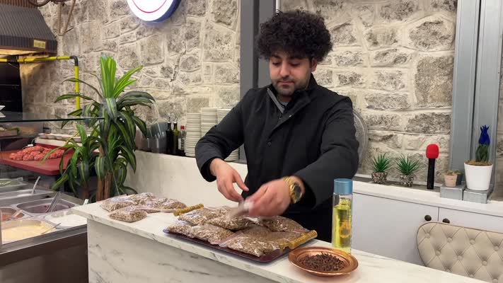 Restoranın kasada dağıttığı mamalarla sahipsiz kedileri besliyorlar