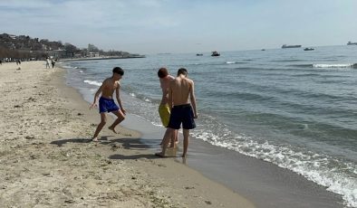 Sıcak havayı değerlendiren bazı İstanbullular denize girdi