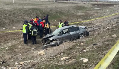 Muş’ta otomobil şarampole devrildi, 1 kişi öldü 1 kişi yaralandı