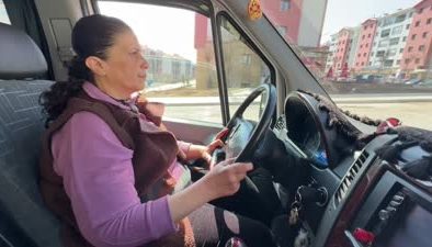 Servis şoförü Gülbanu Ötegen öğrenciler için 18 yıldır direksiyon sallıyor