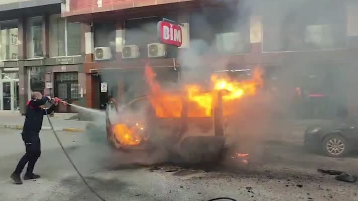 Seyir halindeyken yanan araç kullanılamaz hale geldi