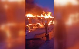 Seyir halindeyken yanan kamyon itfaiye ekiplerince söndürüldü