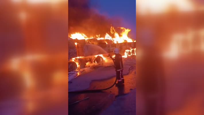 Seyir halindeyken yanan kamyon itfaiye ekiplerince söndürüldü