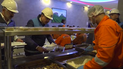 Siirt Valisi Kemal Kızılkaya madencilerle iftar yaptı