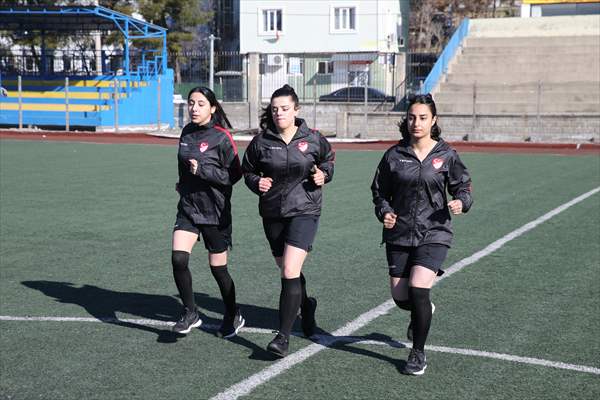 Siirtli kadın futbol hakemlerinin hedefi Süper Lig’de maç yönetmek