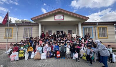 Siirt’te anaokulu öğrencileri harçlıklarıyla akranlarına bayramlık aldı