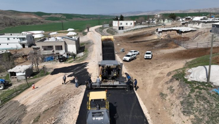 Silvan’da 12 kilometrelik grup yolunda asfalt çalışması sürüyor