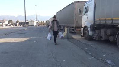 Sınırda geçiş için sıra bekleyen tır şoförleri hazırladıkları yemeklerle oruçlarını açıyor