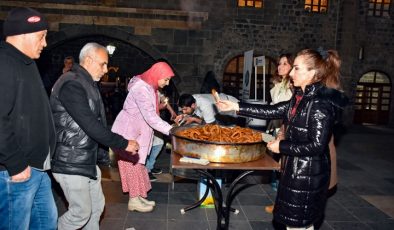 Teravihten çıkan yurttaşlara tatlı ikramı