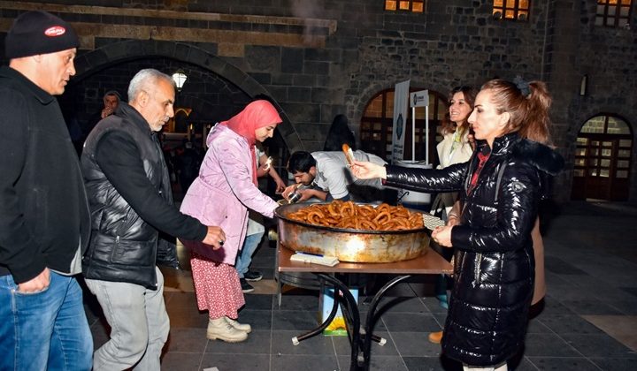 Teravihten çıkan yurttaşlara tatlı ikramı