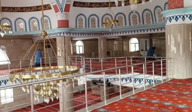 Tatvan’daki camilerde temizlik çalışması yapılıyor