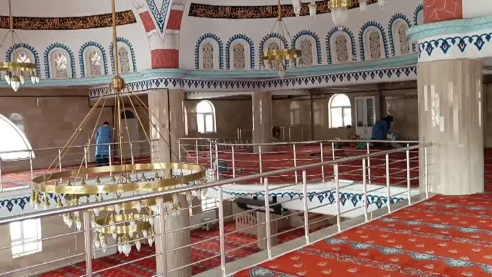Tatvan’daki camilerde temizlik çalışması yapılıyor