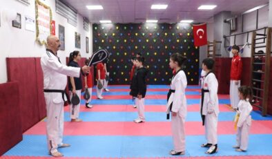 Tekvandoyu sevdirmek için çocuklarıyla takım arkadaşı oldu