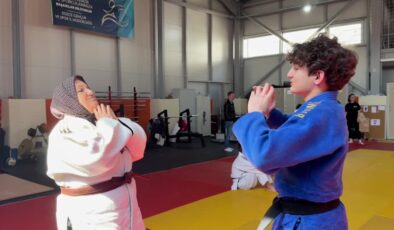 Torunlarına destek için judoya başlayan dede ve babaanne takdir topladı