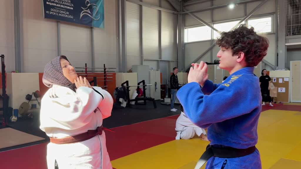 Torunlarına destek için judoya başlayan dede ve babaanne takdir topladı