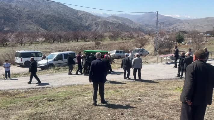 Trafik kazasında yaşamını yitiren 3 kişi toprağa verildi