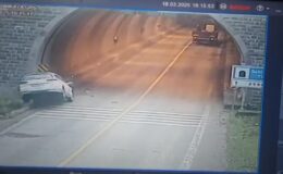 Otomobil tünel girişine çarptı: 1 ölü