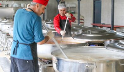 Türk Kızılay Diyarbakır’da her gün 3 bin kişiye sıcak yemek ulaştırıyor